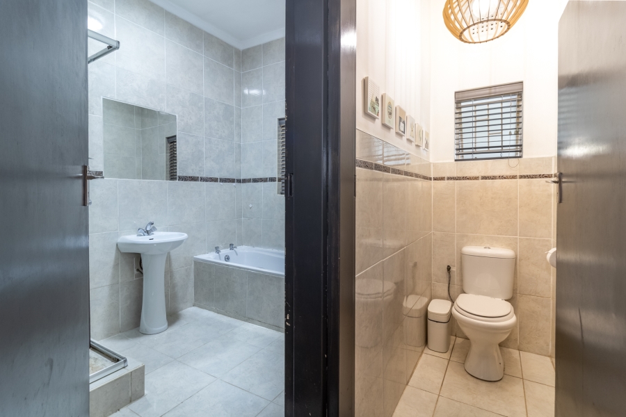 5 Bedroom Property for Sale in Uitsig Western Cape